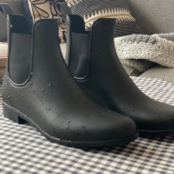 Worn once WATERPROOF Sam Edelman Chelsea rain boots - Picture 2 of 6
